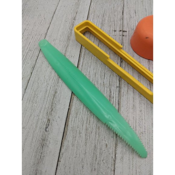 Vintage Tupperware Set 877 885 1299 Mini Funnel Lettuce Corer Toast Grabber - Picture 8 of 11
